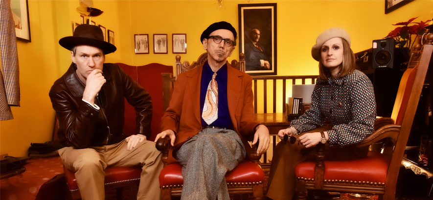 Foto der Gruppe Dexys. Ihr erstes Album „Searching For The Young Soul Rebels“ war musikalisch Soul-Punk und ist heute vor 40 Jahren erschienen.