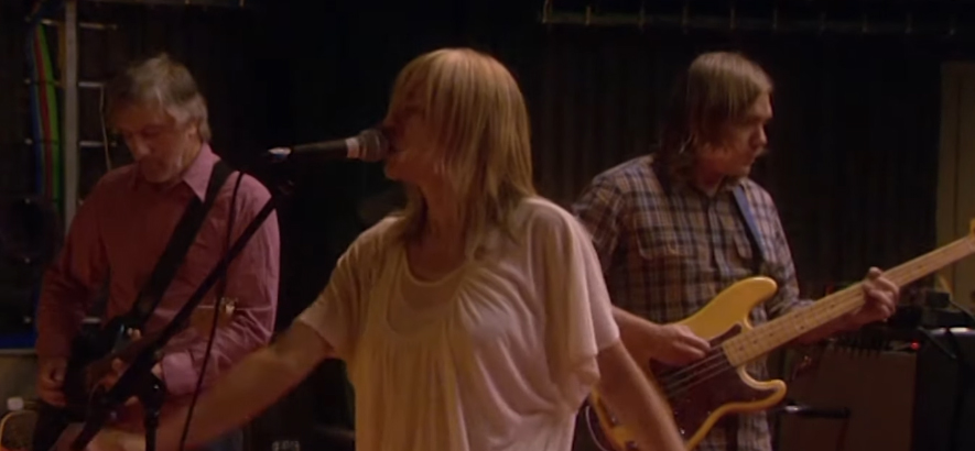 Film-Still aus der Sonic-Youth-Performance für „From The Basement“ mit Lee Ranaldo an der Gitarre, Mark Ibold am Bass und Kim Gordon am Mikrofon.