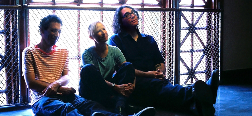 Foto der Band Yo La Tengo, die einen neuen Track mit dem Titel „James And Ira Demonstrate Mysticism And Some Confusion Holds (Monday)“ herausgebracht hat-