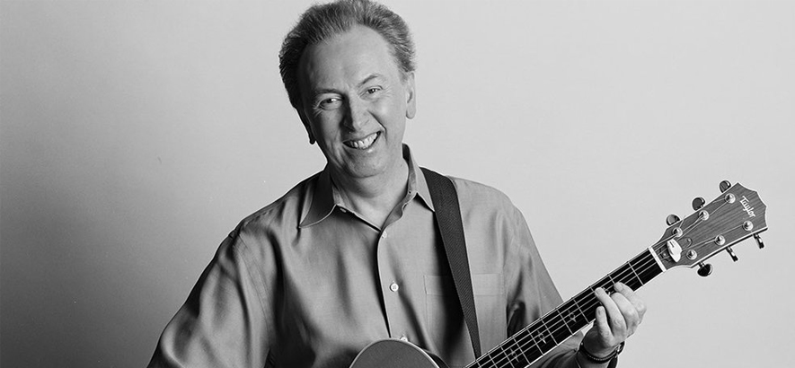 Bild des Musikers Al Stewart, der 75 Jahre alt wird. Sein Song „If It Doesn't Come Naturally, Leave It ist unser Track des Tages“.