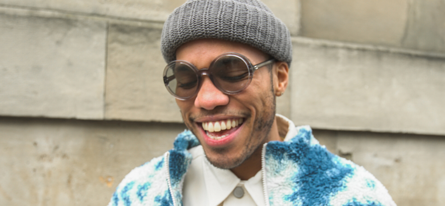 Pressefoto des Rappers Anderson .Paak, der auf seiner Single „Cut Em In“ seinen Supporter*innen etwas zurückgeben möchte.