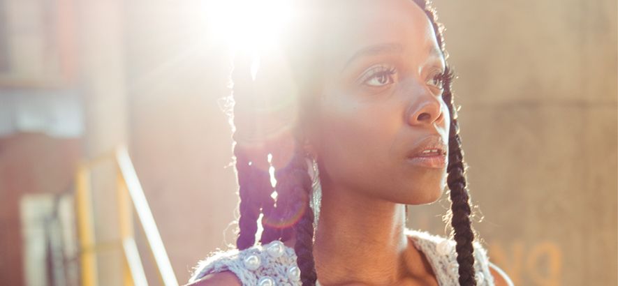 Bild der US-amerikanischen Sängerin, Songschreiberin und Dichterin Jamila Woods, die mit „Sula“ ihren ersten neuen Song seit 2019 veröffentlicht hat.