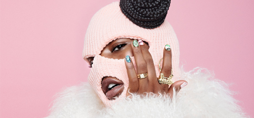 Pressefoto der Rapperin Leikeli47, deren Song „Zoom“ unser Track des Tages ist. Ihr neues Musikvideo kombiniert 16-Bit Swagger mit Trap-Sounds.