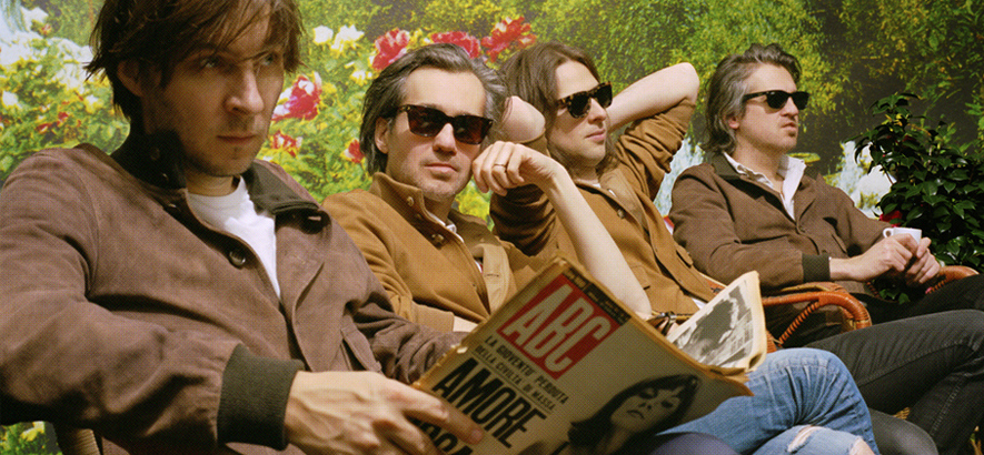 Foto der französischen Band Phoenix, die eine neue Single mit dem Titel „Identical“ herausgebracht hat.