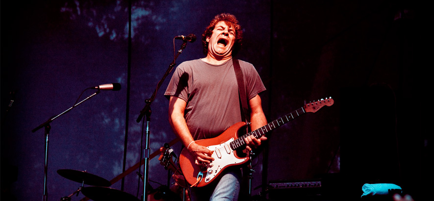 Live-Foto des Gitarristen Michael Melchiondo Jr., der sich unter dem Namen Dean Ween mit der Band Ween grenzenlose Freiheit erlaubt hat.