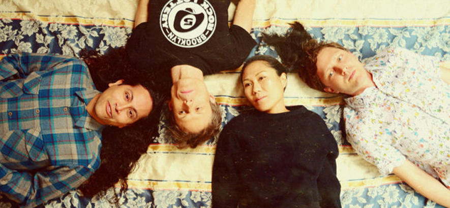 Foto der Band Deerhoof, die mit „Love-Lore“ überraschend ein neues Album herausgebracht hat.