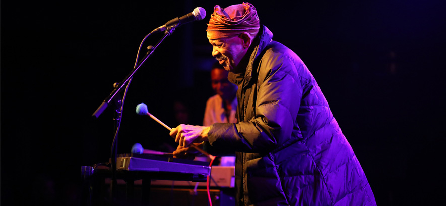 Vibraphonist Roy Ayers in Aktion. „Sunflowers“.