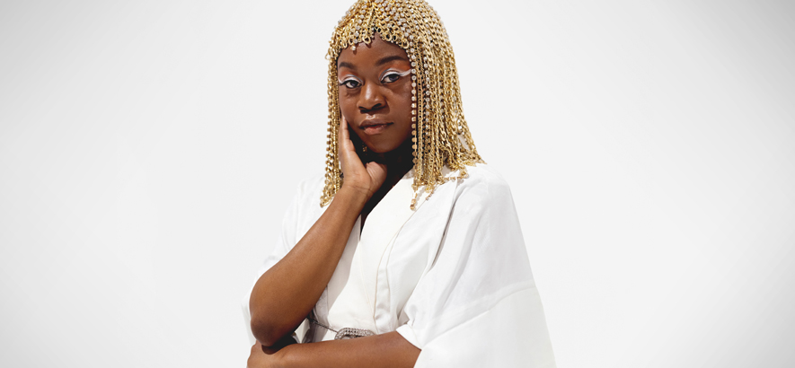 Pressefoto der australischen Rapperin Sampa The Great, die von ihrem Track „Times Up“ einen Remix für mehr Sichtbarkeit schwarzer Frauen angefertigt hat.