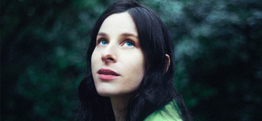 Foto der Musikerin und Sängerin Buzzy Lee, deren Song „What Has A Man Done“ heute unser Track des Tages ist.