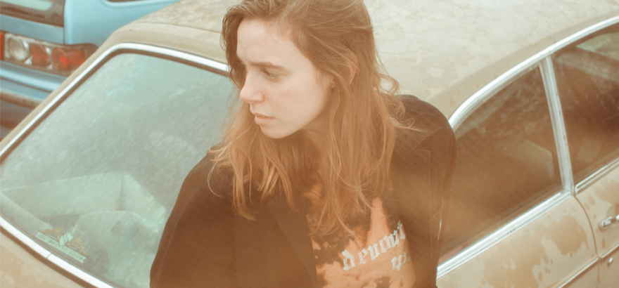 Foto von Julien Baker, die mit „Little Oblivion“ ein neues Album angekündigt hat.