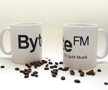 Neu im ByteFM Shop: Weihnachtskugel und Tasse