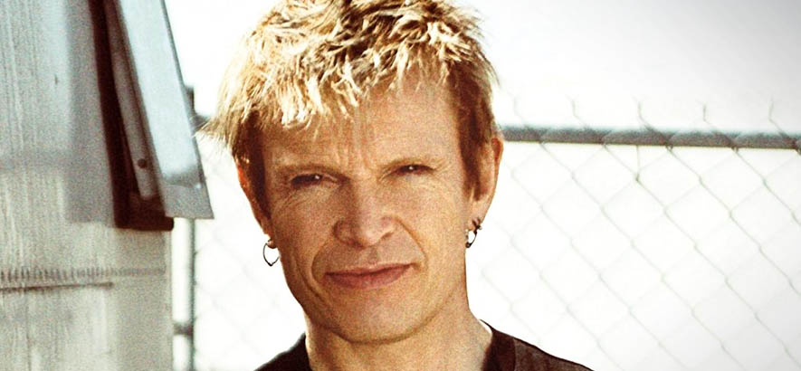 Pressefoto von Billy Idol. Zum 65. Geburtstag des britischen Sängers ist „Dancing With Myself“ in der Version mit der Band Gen X heute unser Track des Tages.