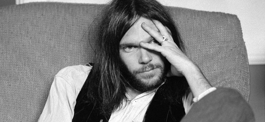 Pressebild des kanadischen Musikers Neil Young. Zu seinem 75. Geburtstag ist sein Song „Mr. Soul“ vom 1983er Album „Trans“ unser Track des Tages.