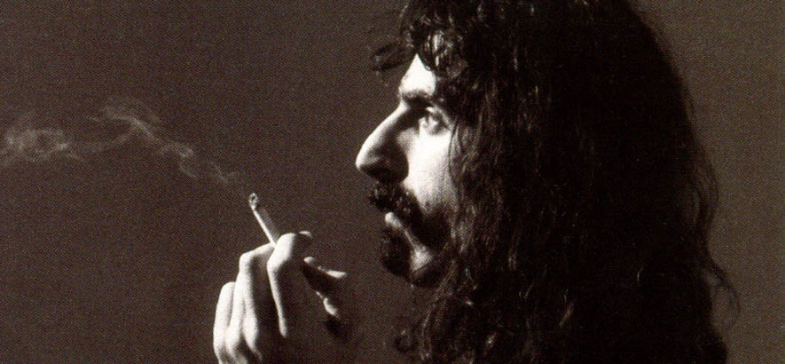 Frank Zappa auf dem Cover der Compilation „Strictly Commercial“, die unter anderem auch unseren Track des Tages „Dirty Love“ enthält.