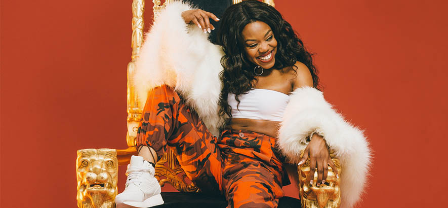 Pressebild der britischen Rapperin Lady Leshurr, deren Song „DIV“ heute unser Track des Tages ist.