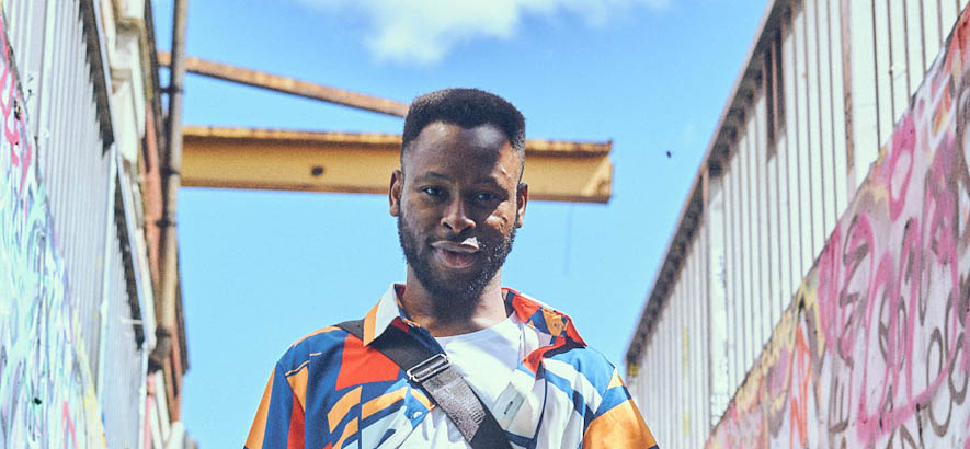 Pressebild des nigerianisch-britischen Künstlers Austin Agbo, dessen Song „Respect (Mummy's Boy)“ heute unser Track des Tages ist.