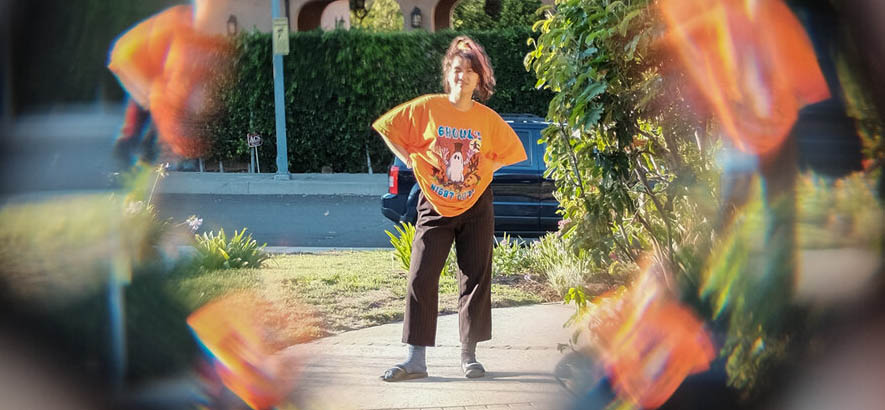 Pressebild der Sängerin und Musikerin Claire Chicha alias Spill Tab. Der Bedroom-Pop-Song „Name“ von der Künstlerin aus Los Angeles ist heute unser Track des Tages.