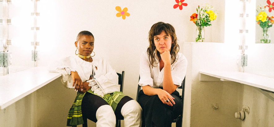 Foto von Courtney Barnett und Vagabon, die eine Cover-Single mit dem Titel „Reason To Believe“ herausgebracht haben.