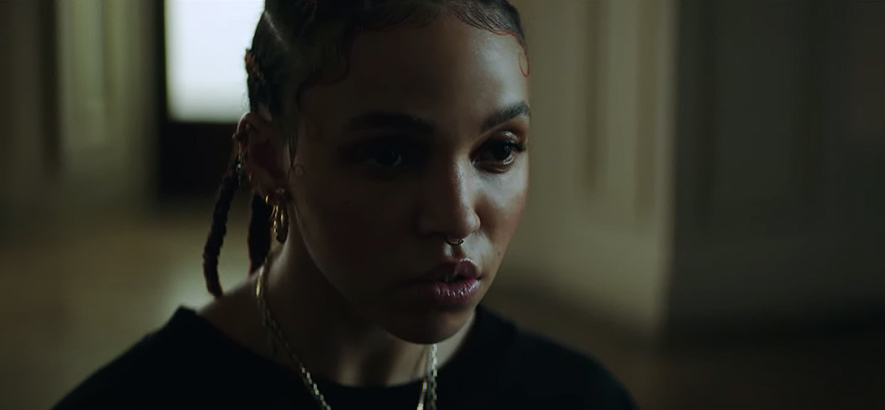 Filmstill aus dem neuen Musikvideo von FKA Twigs zur Single „Don't Judge Me“