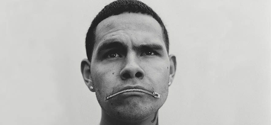 Pressebild des britischen Rappers Slowthai, dessen Song „Mazza“ (feat. A$AP Rocky) heute unser Track des Tages ist.