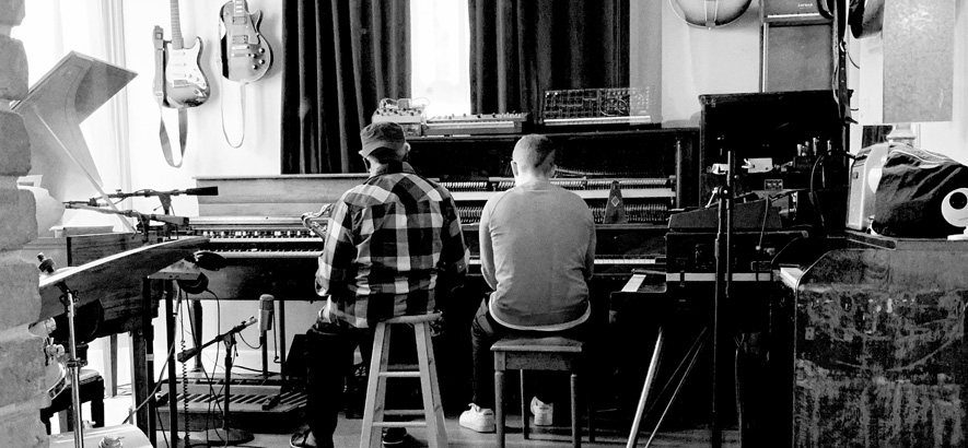 Foto von Floating Points & Pharoah Sanders, die mit dem London Symphony Orchestra ein Album namens „Promises“ aufgenommen haben.