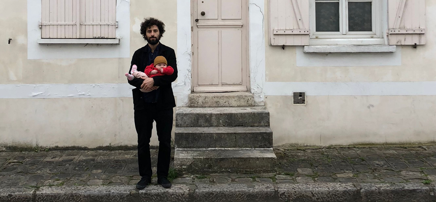 Pressebild von José González, der eine neue Single namens „El Invento“ veröffentlicht hat.