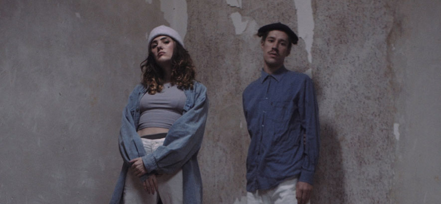 Pressebild von Maura und Fred Red. Ihre gemeinsame Single „Skinsinside“ ist heute unser Track des Tages.