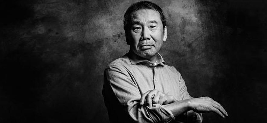 Foto des Schriftstellers Haruki Murakami. In der sechsten Folge des Podcasts Zeitgeister geht es um dessen Roman „Die Pilgerjahre des farblosen Herrn Tazaki“ und Jugendkultur.