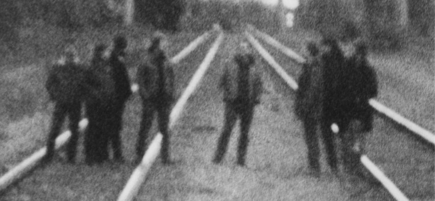 Foto von Godspeed You! Black Emperor, die mit „G_d