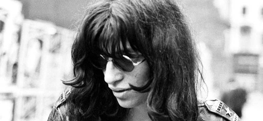 Foto des US-amerikanischen Punk-Sängers Jeffrey Ross Hyman alias Joey Ramone. Sein Song „Don