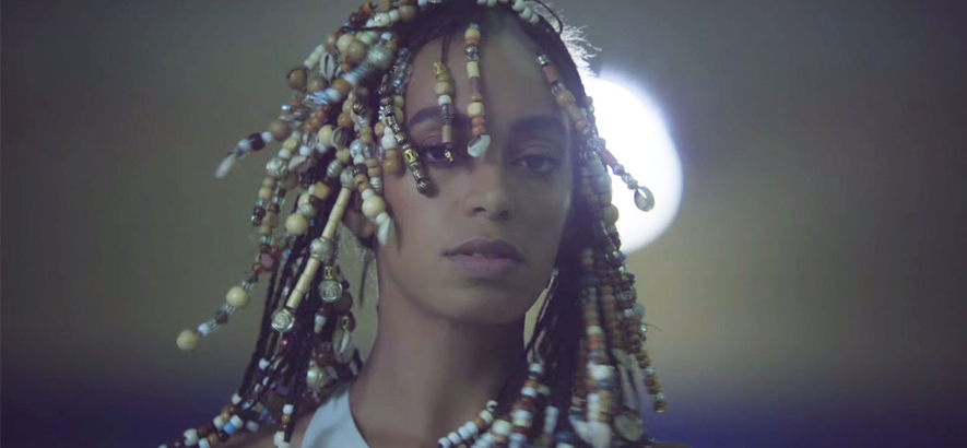 Foto von Solange Knowles aus dem Video zu ihrem Song „Don’t Touch My Hair“