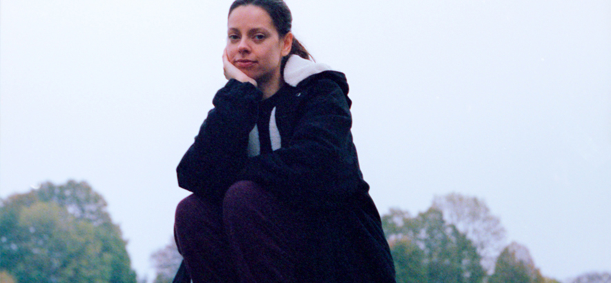 Foto der britischen Musikerin Tirzah, die mit „Send Me“ eine neue Single veröffentlicht hat.