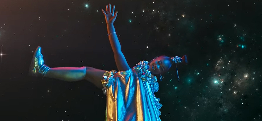 Filmstill aus dem Musikvideo zu Tierra Whack – „Link“.