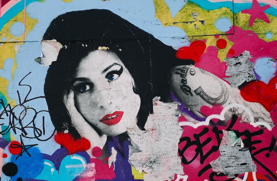 Buntes Grafitti von Amy Winehouse an einer Mauer. Buntes Grafitti von Amy Winehouse an einer Mauer.