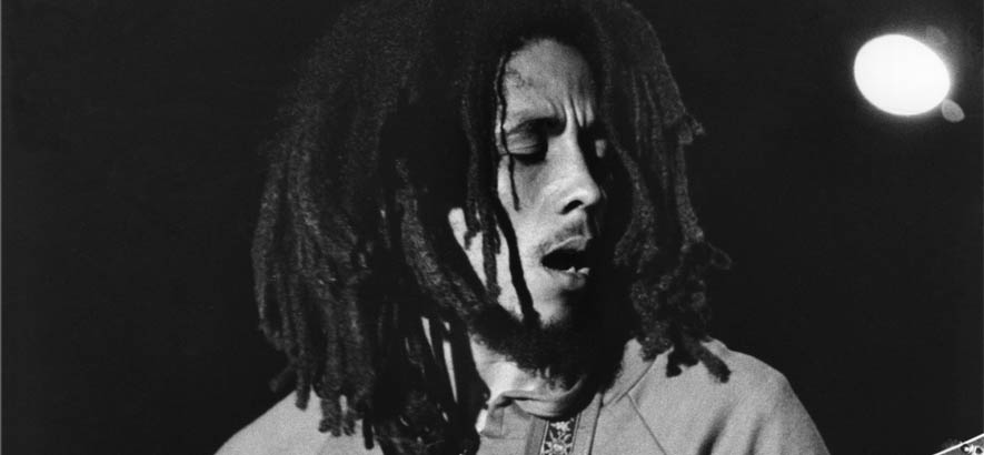 Konzertfoto von Bob Marley. Seine erste Single „Judge Not“ ist heute unser Track des Tages.