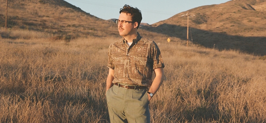 Pressebild von US-Musiker Nick Waterhouse, der mit „B. Santa Ana, 1986“ ein neues Musikvideo herausgebracht hat.