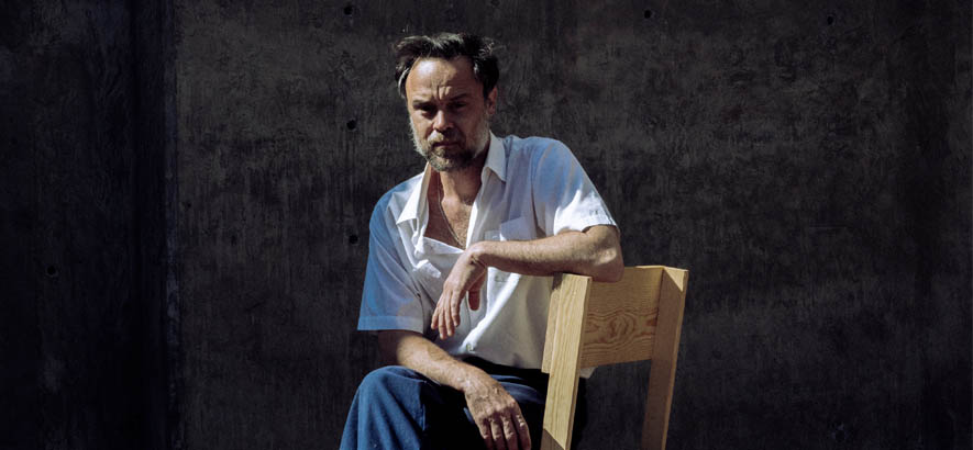 Pressebild des Sängers Rodrigo Amarante, dessen Song „Maré“ heute unser Track des Tages ist.