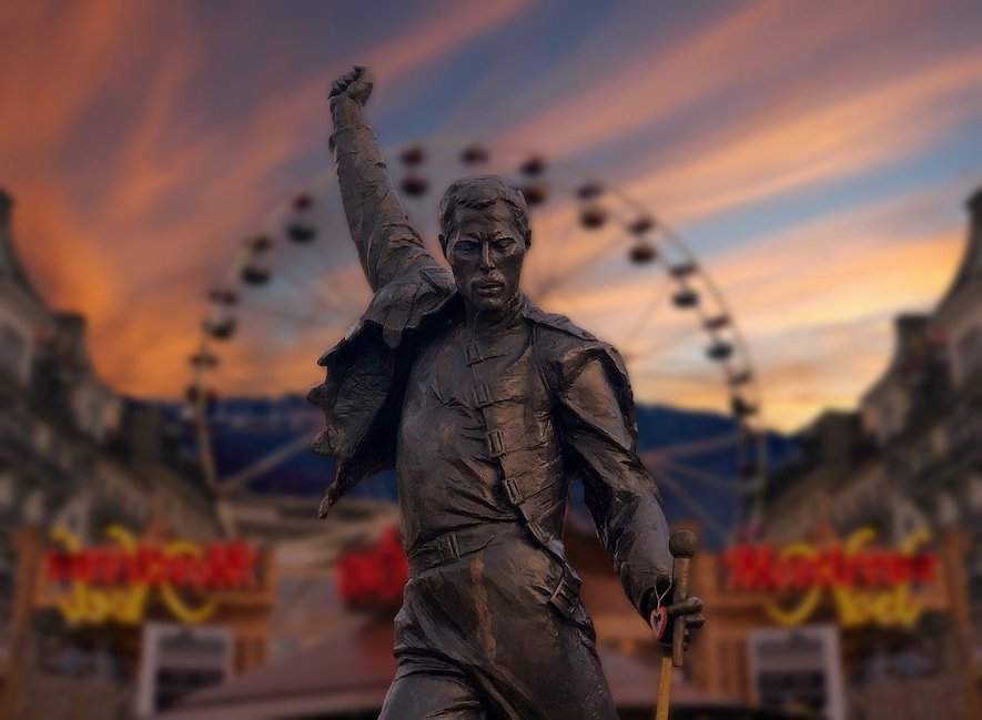 Statue von Freddie Mercury in typischer Pose mit erhobenem Arm.