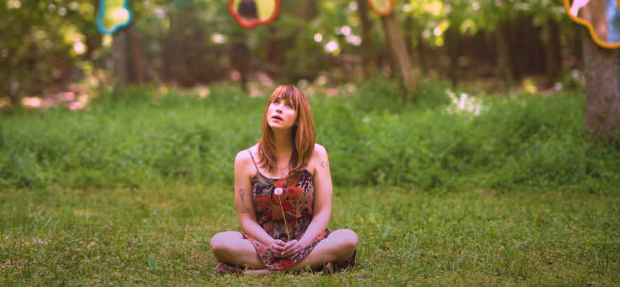 Filmstill aus dem Musikvideo von Wye Oak – „TNT“.