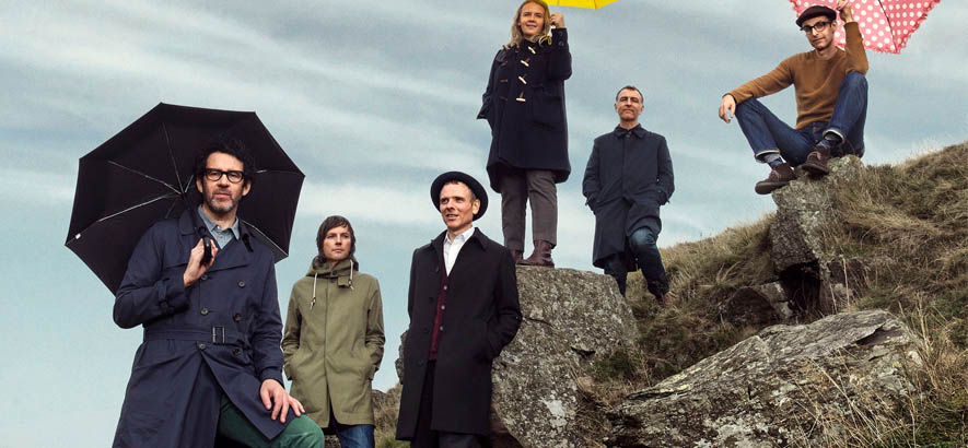 Bandfoto der schottischen Gruppe Belle & Sebastian, deren Stück „I Could Be Dreaming“ aus ihrem heute vor 25 Jahren veröffentlichen Debütalbum „Tigermilk“ heute unser Track des Tages ist.