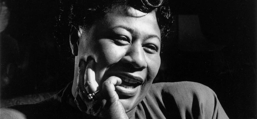 Foto der Jazz-Sängerin Ella Fitzgerald. Anlässlich ihres 25. Todestags ist heute ihre Interpretation des Standards „How High The Moon“ unser Track des Tages.