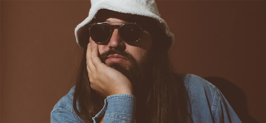 Matthew E. White hat mit „K Bay“ ein neues Album angekündigt.