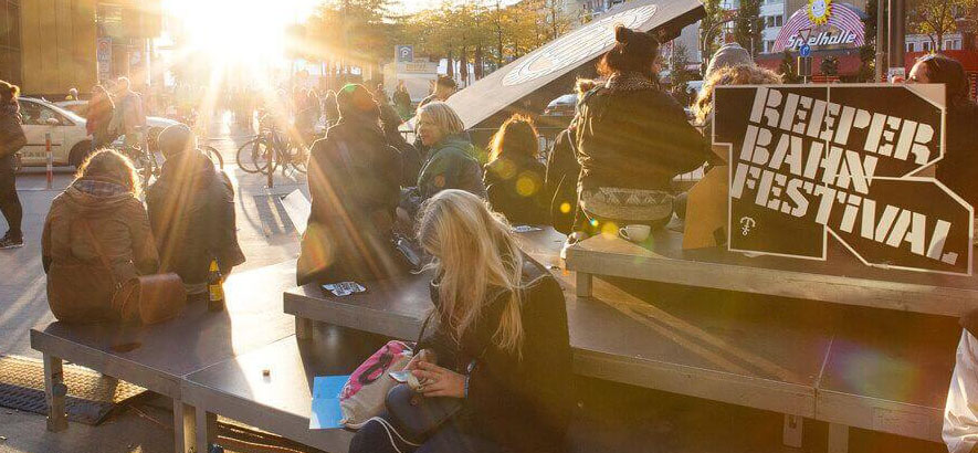 Foto von Besucher*innen des Reeperbahn Festivals