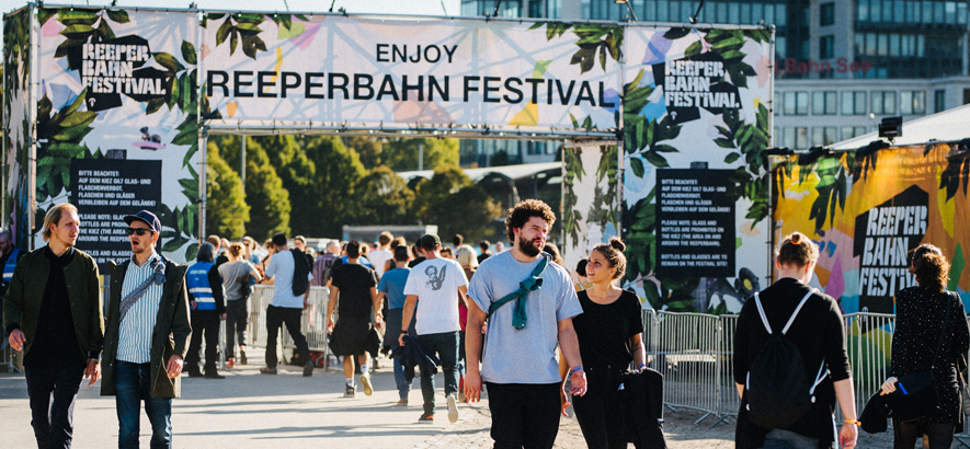 Bild vom Reeperbahn Festival Village und einem großen Banner, auf dem 