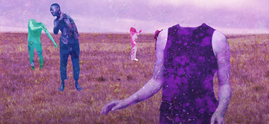Filmstill aus dem Musikvideo von Sleater-Kinney – „High In The Grass“.