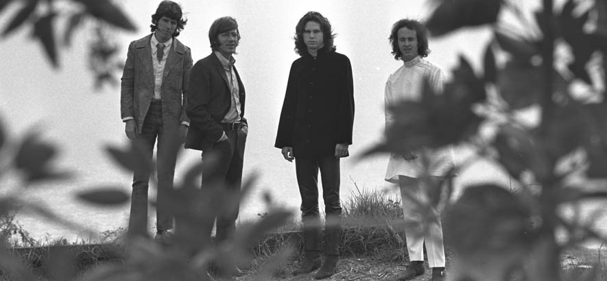 Bandfoto von The Doors, deren Sänger Jim Morrison heute vor 50 Jahren gestorben ist. Zu seinem Todestag ist der Song „Runnin' Blue“ der Band heute unser Track des Tages.