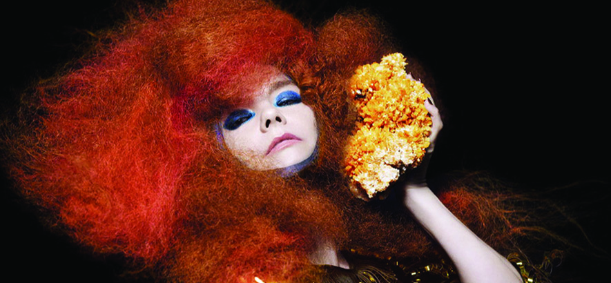 Foto der isländischen Künstlerin Björk, deren Song  „The Modern Things“ Thema im Podcast Zeitgeister ist.