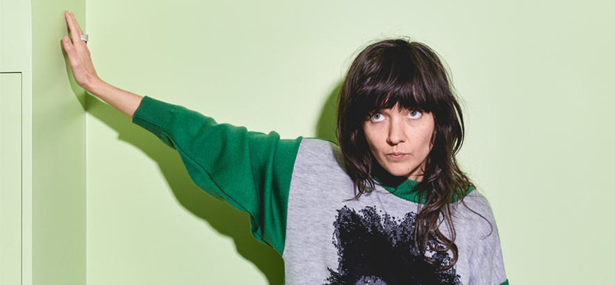 Foto der australischen Singer-Songwriterin Courtney Barnett, die mit „Things Take Time, Take Time“ ihr drittes Studioalbum angekündigt hat.