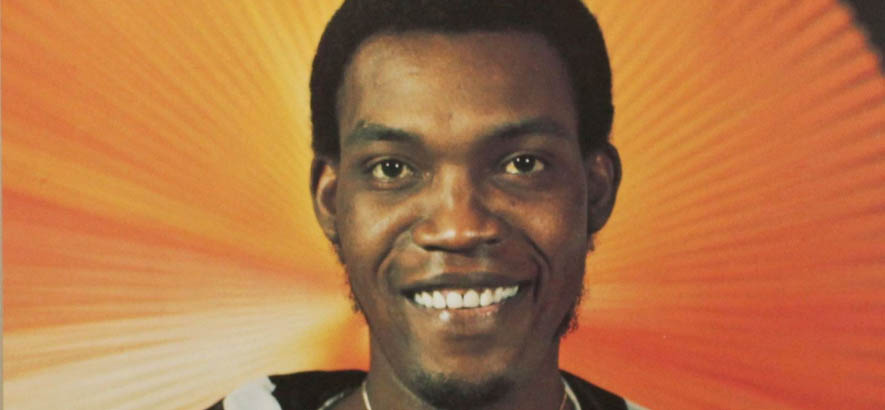 Cover eines „Greatest-Hits“-Albums des jamaikanischen Sängers Desmond Dekker, der heute 80 Jahre alt würde. Sein Song „007 (Shanty Town)“ ist heute unser Track des Tages.