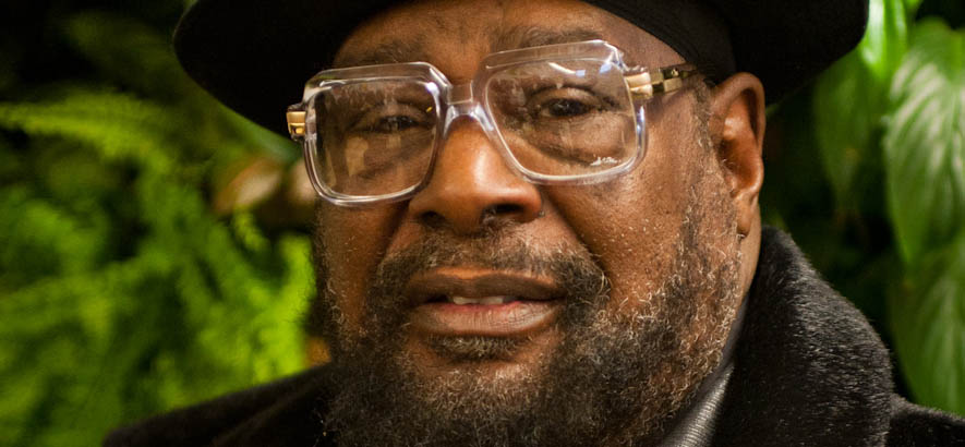 Pressebild des Funk-Musikers George Clinton. Zu seinem 80. Geburtstag ist heute sein Song „Atomic Dog“ unser Track des Tages.